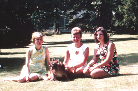 Nicole Vandevelde (op jonge leeftijd overleden), Cathy De maire, Christelle Vankerckhove en het hondje van Nicole